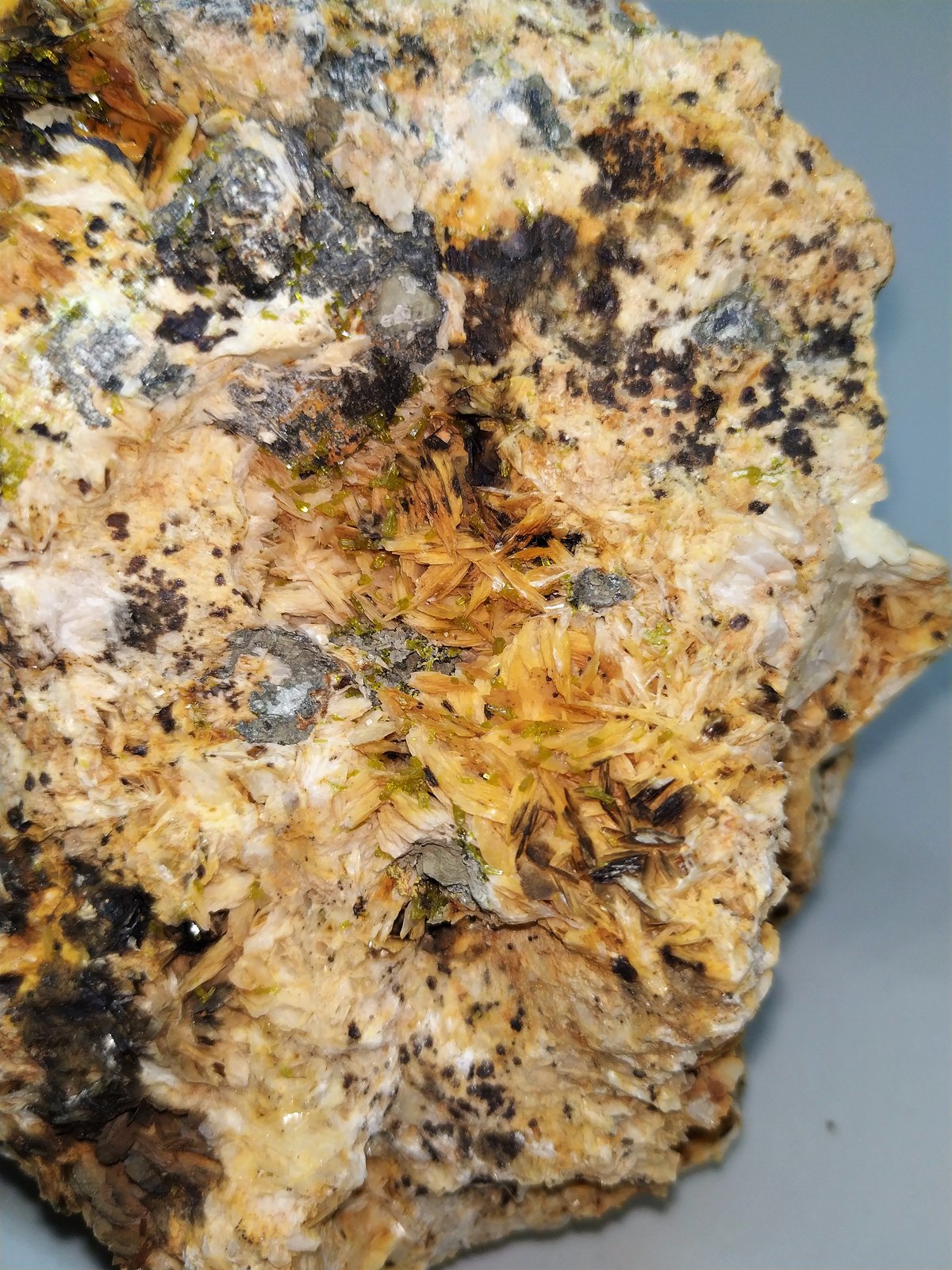Mimetita, Galena, Barita
10cmx7cm
(Autor: Adri Rodríguez)