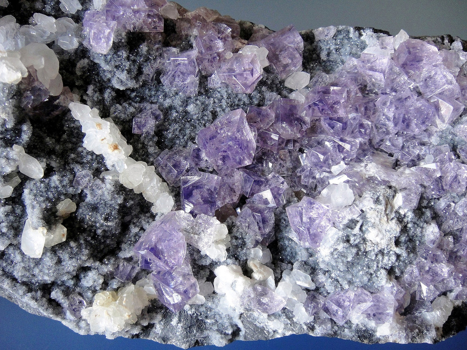 Fluorita y Calcita
Cristal mayor de 1 cm.
(Autor: Antonio P. López)