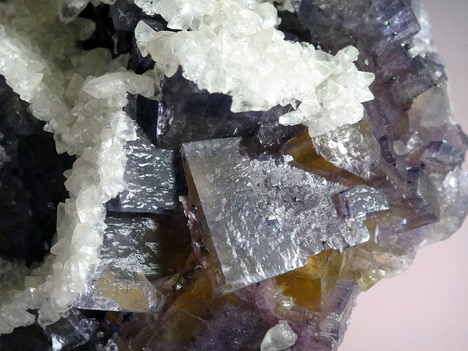 Fluorita y Calcita
Arista cristal central de 4 cm.
(Autor: Antonio P. López)