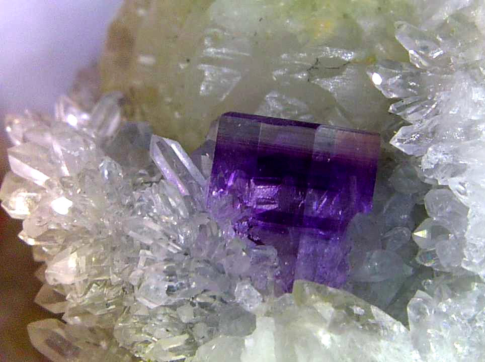 Fluorita y Cuarzo
Cristal de 4 mm.
(Autor: Antonio P. López)