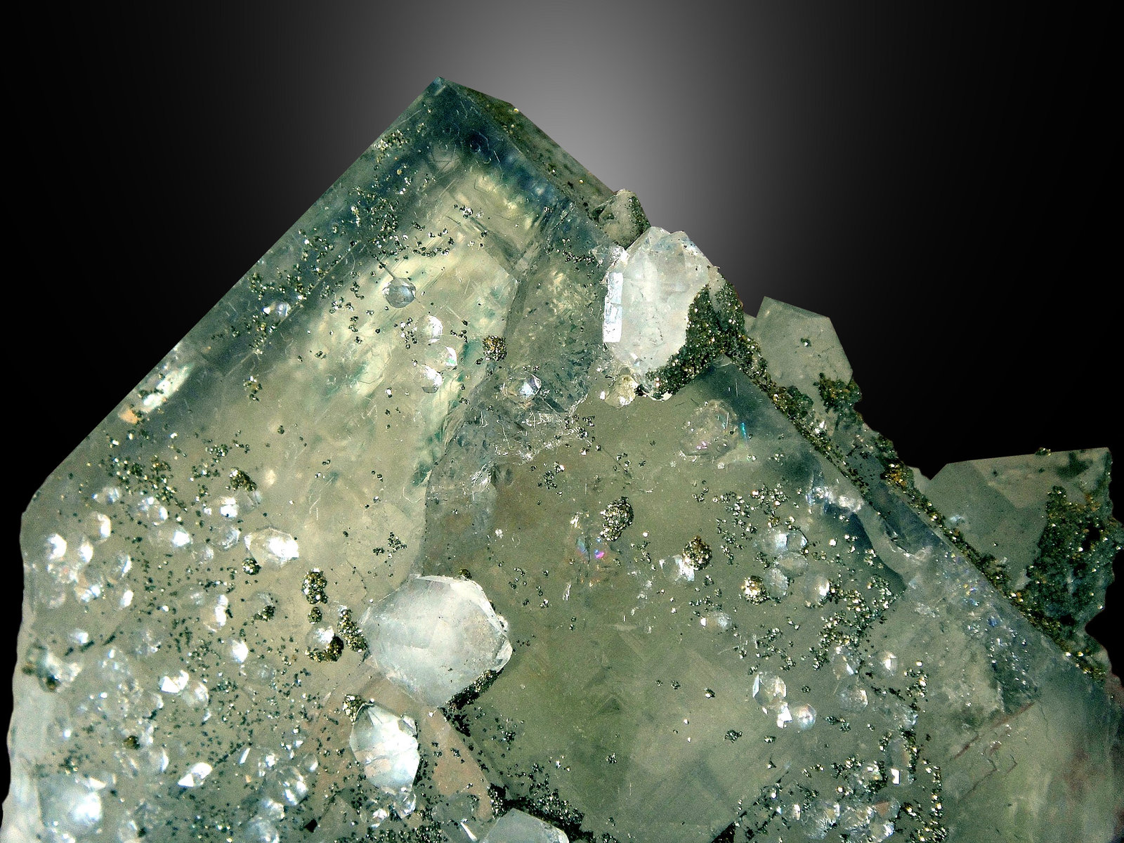 Fluorita, Cuarzo y Pirita
Cristal de 8 cm. de arista
(Autor: Antonio P. López)