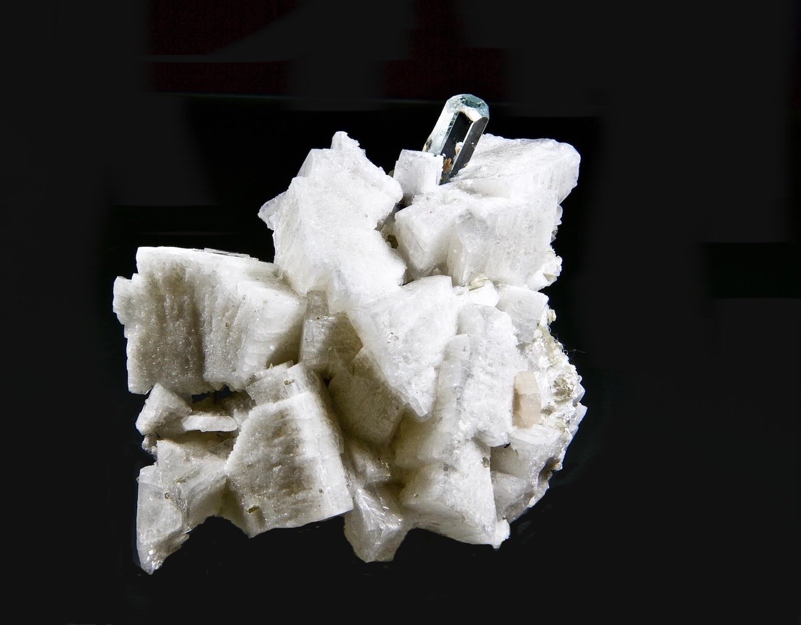 Berilo (variedad aguamarina), Fluorapatito, Albita
8,5 x 8,1 cm
(Autor: Xavier bordas)