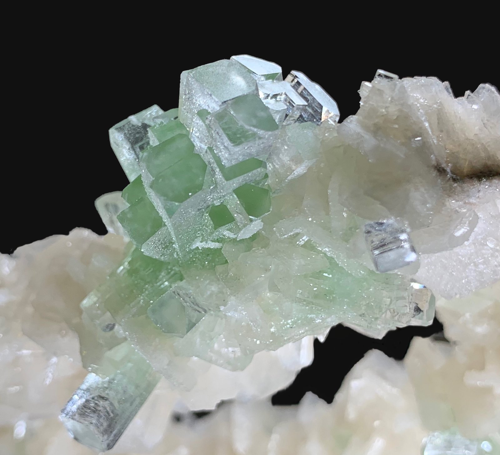 Fluorapophyllita-(K) (apofilita), Stilbita-Ca (estilbita)
17,1 x 11,0 cm.
(Autor: Xavier bordas)