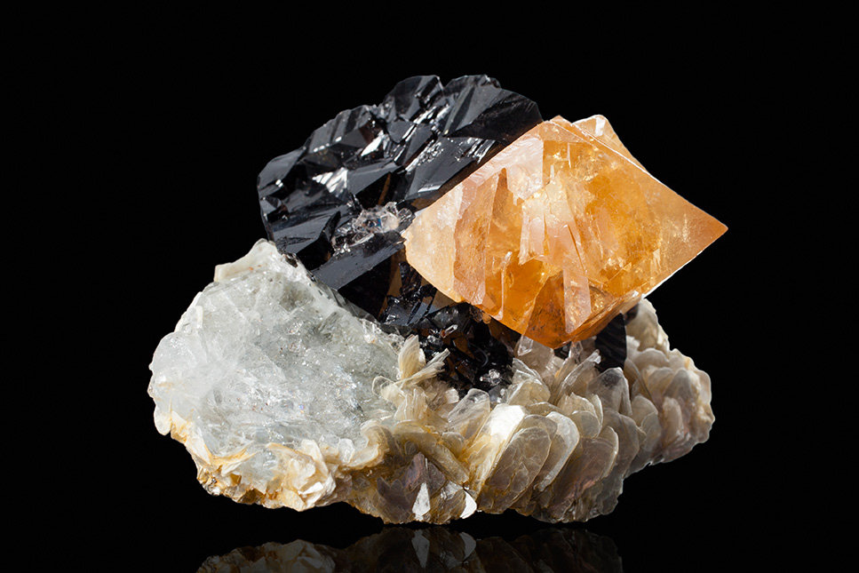 Scheelita con Casiterita, Moscovita y Berilo (variedad goshenita)
7 x 6.5 x 4.5 cm
(Autor: Museo MIM)