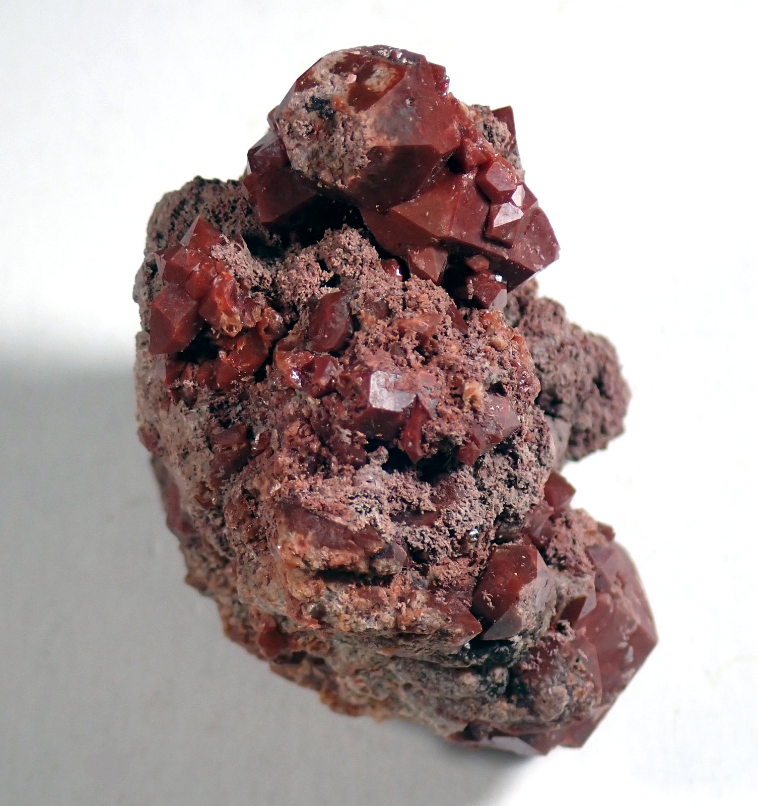 Cuarzo (variedad jacinto de compostela) y Yeso
Medida: 4,8 x 4,1 x 3,4 cms
(Autor: Joan Martinez Bruguera)