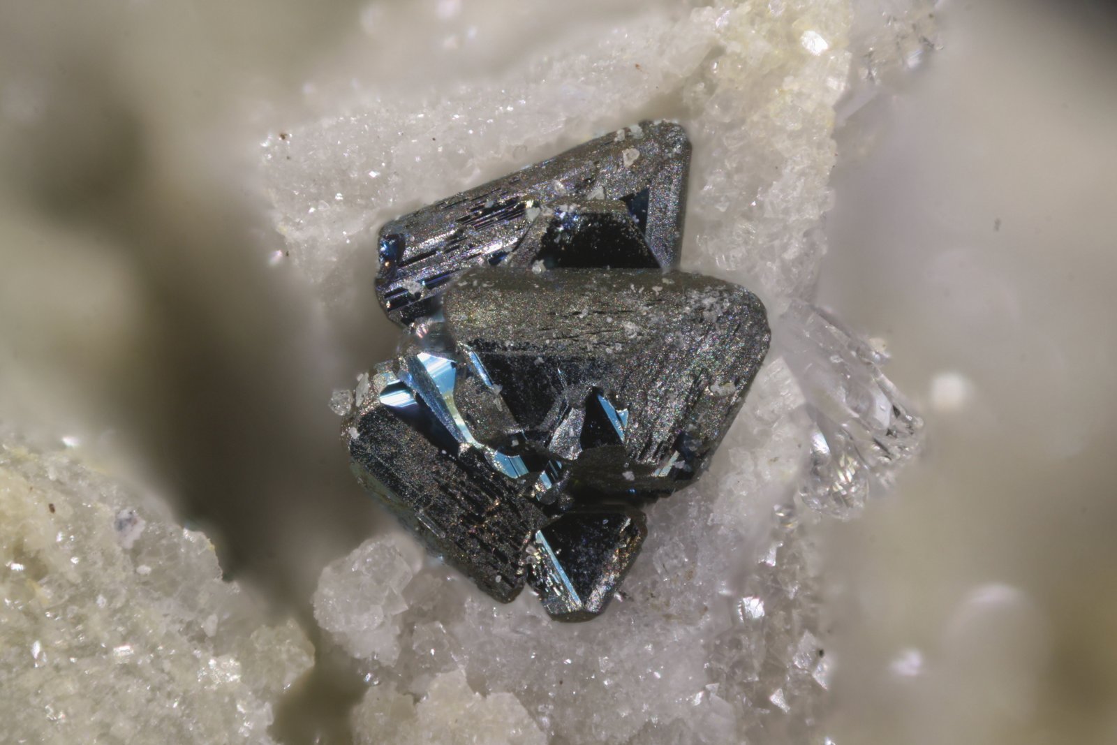 Tennantita
Cristales 3mm
(Autor: Jorgina-Agusti-Màrius)