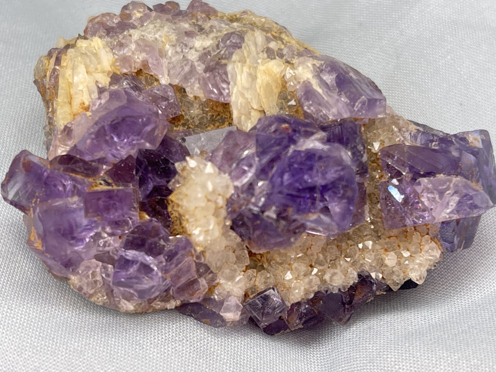Fluorita
5,5cm de ancho y 2,5 cm de alto
(Autor: castrominerals)