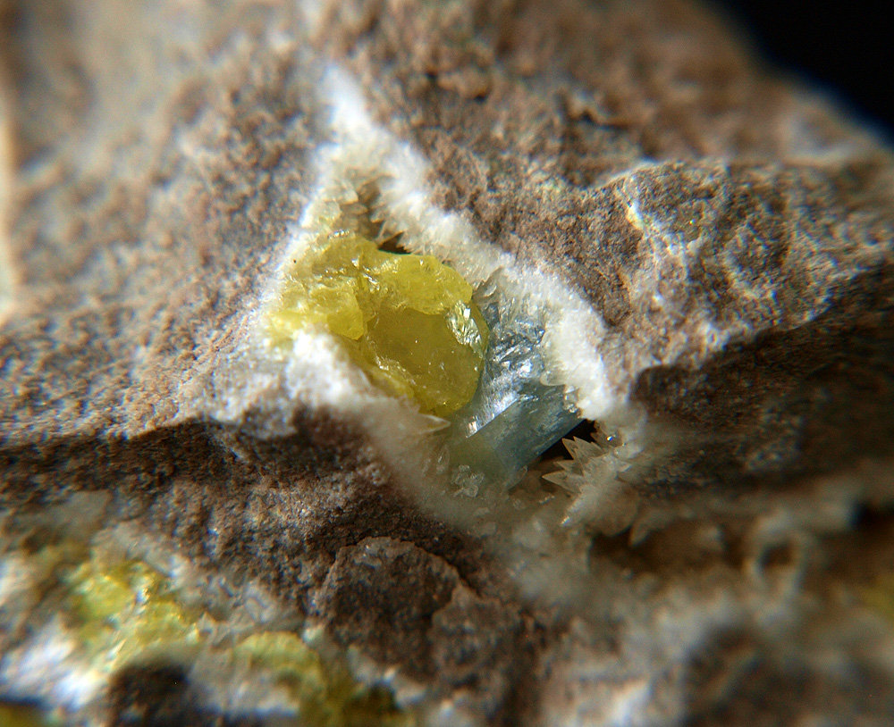Azufre y Celestina
4 x 5.5 cm
(Autor: Pedro Antonio)