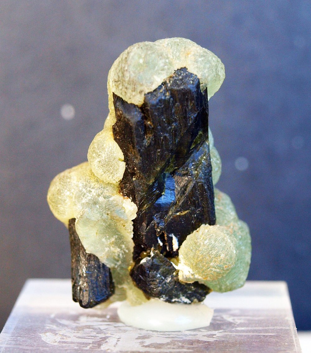 Prehnita, Epidota
4 x 2.5 cm
(Autor: Pedro Antonio)