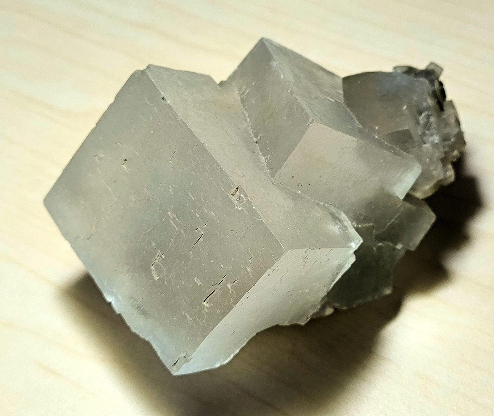 Halita
87 mm x 73 mm. Cristal mayor: 52 mm de arista. Masa: 264 g.
(Autor: Carles Millan)