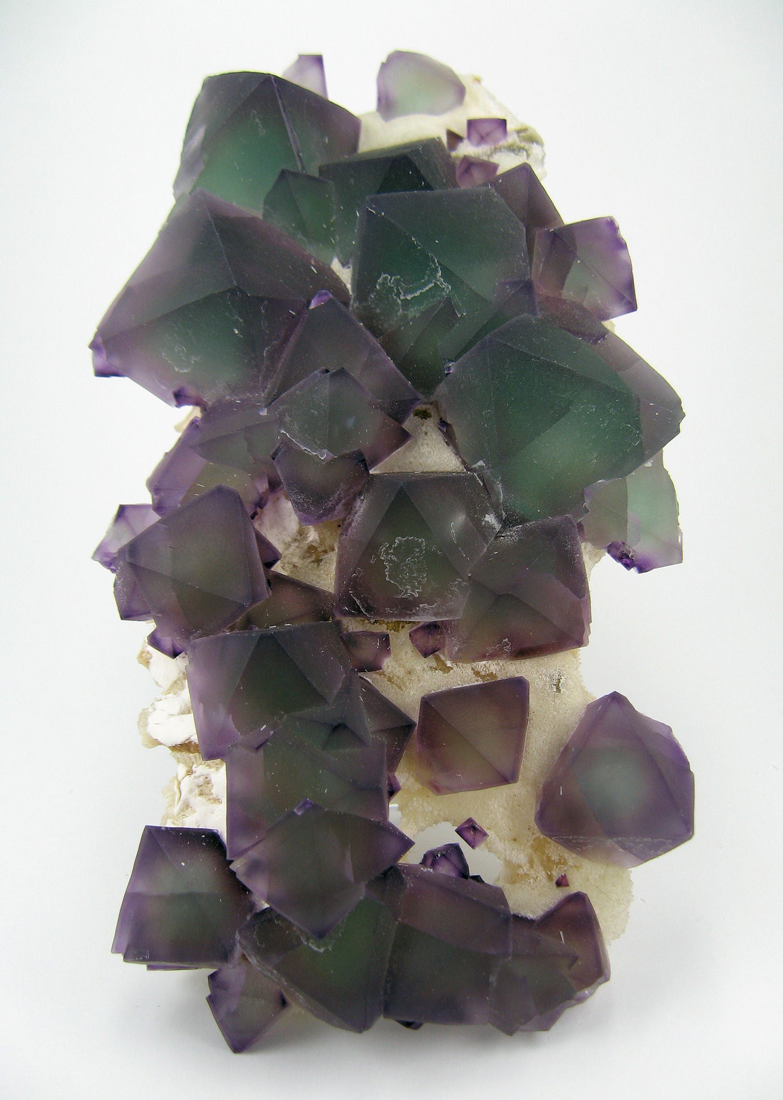 Fluorita, Cuarzo
150 mm x 80 mm. Cristal mayor: 30 mm de arista. Masa: 292 g
(Autor: Carles Millan)