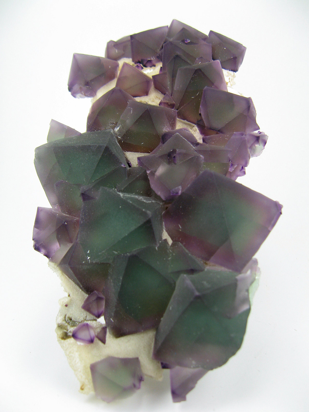 Fluorita, Cuarzo
150 mm x 80 mm. Cristal mayor: 30 mm de arista. Masa: 292 g
(Autor: Carles Millan)