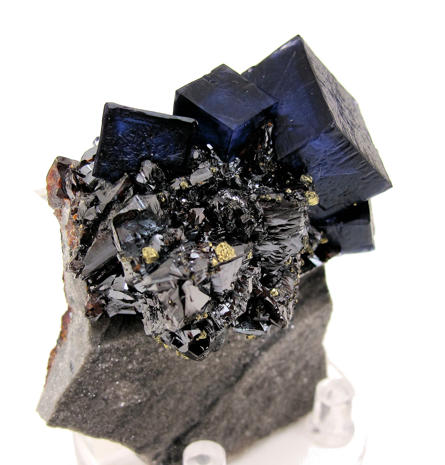 Fluorita, esfalerita, calcopirita
65 mm x 50 mm x 24 mm. Cristal mayor de fluorita: 17 mm en la arista
(Autor: Carles Millan)