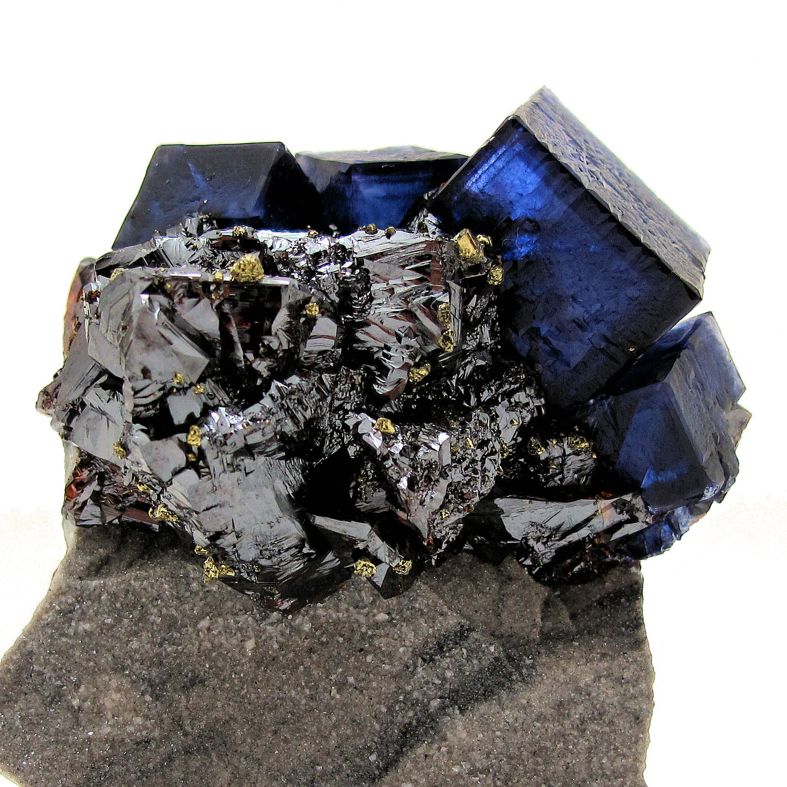 Fluorita, esfalerita, calcopirita
65 mm x 50 mm x 24 mm. Cristal mayor de fluorita: 17 mm en la arista
(Autor: Carles Millan)
