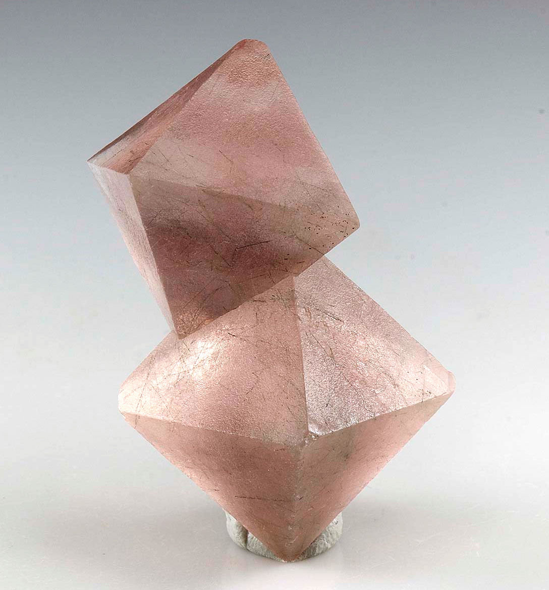 Fluorita
Medidas: 44mm x 28mm. Cristal mayor: 28mm altura, 21mm arista. Masa: 26g.
(Autor: Carles Millan)