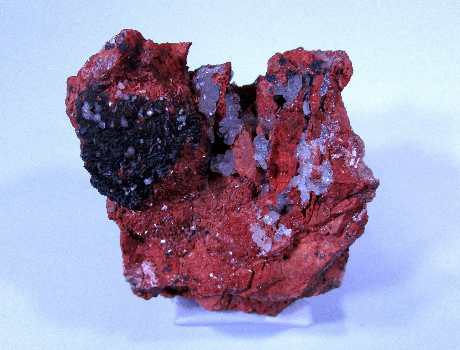 Hemimorfita, Smithsonita, Calcita y óxidos de manganeso
5'9 x 4'1cm.
(Autor: Jordi Franco)