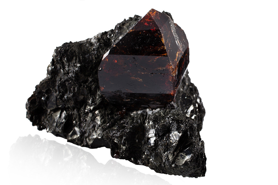 Zircon con Biotita
8.5 x 8 x 6 cm
(Autor: Museo MIM)