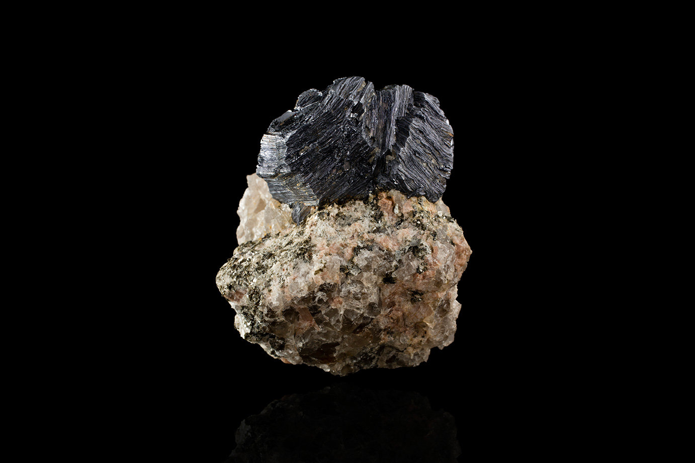 Molibdenita
6 x 6.5 x 7 cm
(Autor: Museo MIM)