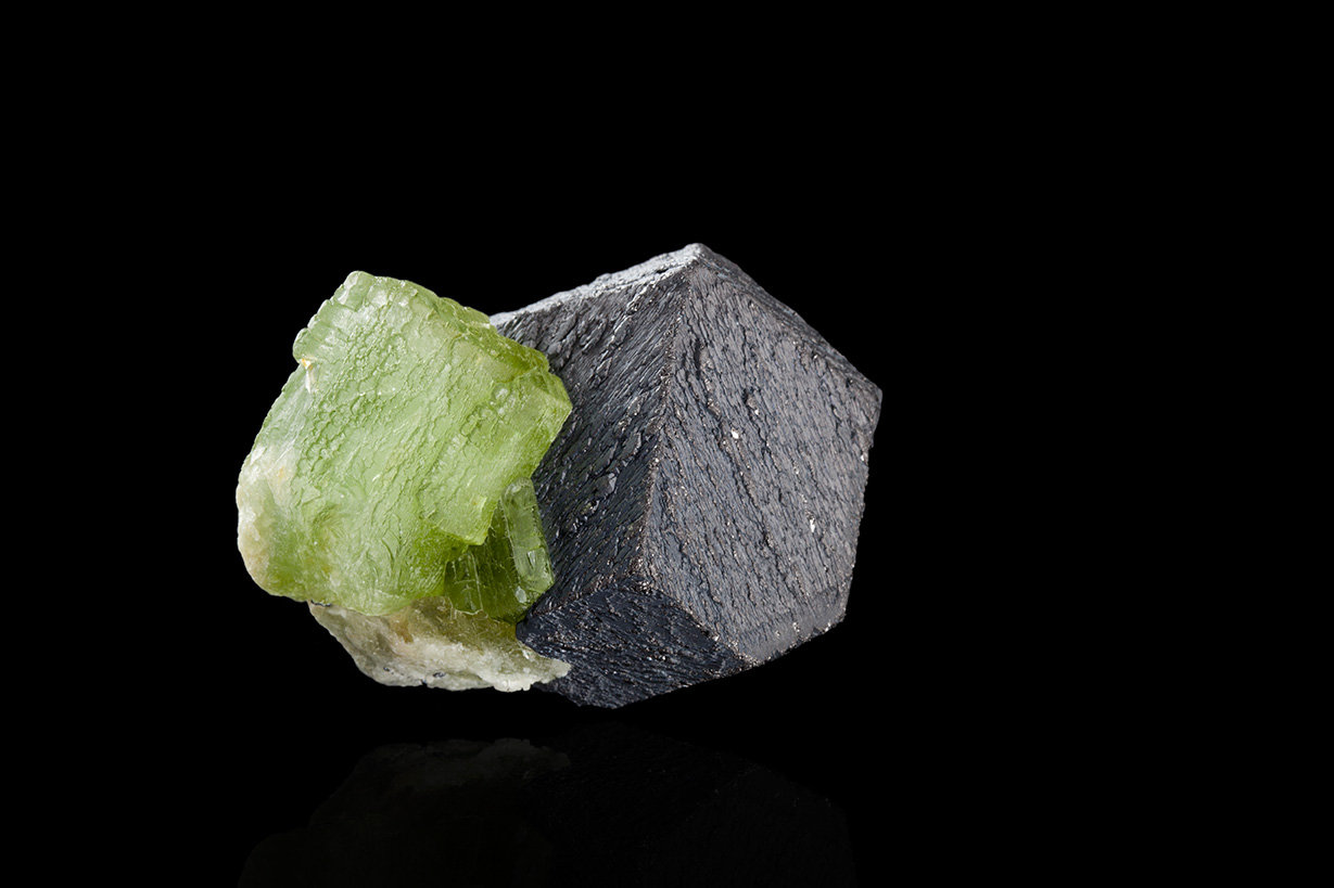 Magnetita con Forsterita (variedad peridoto)
5 x 3 x 4 cm
(Autor: Museo MIM)