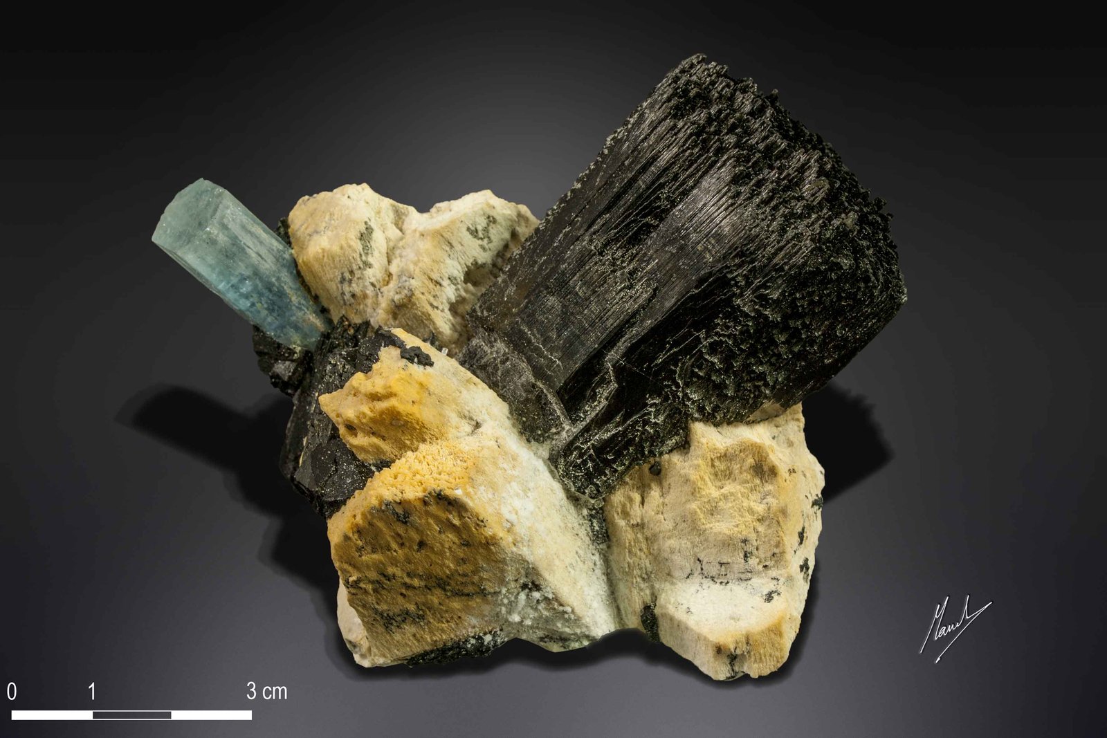 Berilo (variedad aguamarina), Chorlo y Microclina
92 x 82 mm
(Autor: Manuel Mesa)