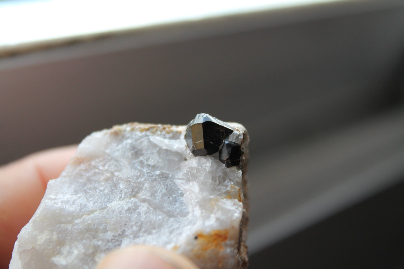 Casiterita.
1 cm. el cristal mayor.
(Autor: Rafael varela olveira)