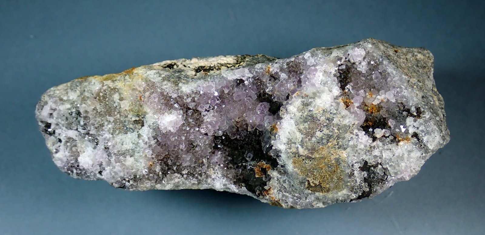Cuarzo (variedad amatista)
Medida: 8,4 x 3,7 x 3,2 cms
(Autor: Joan Martinez Bruguera)