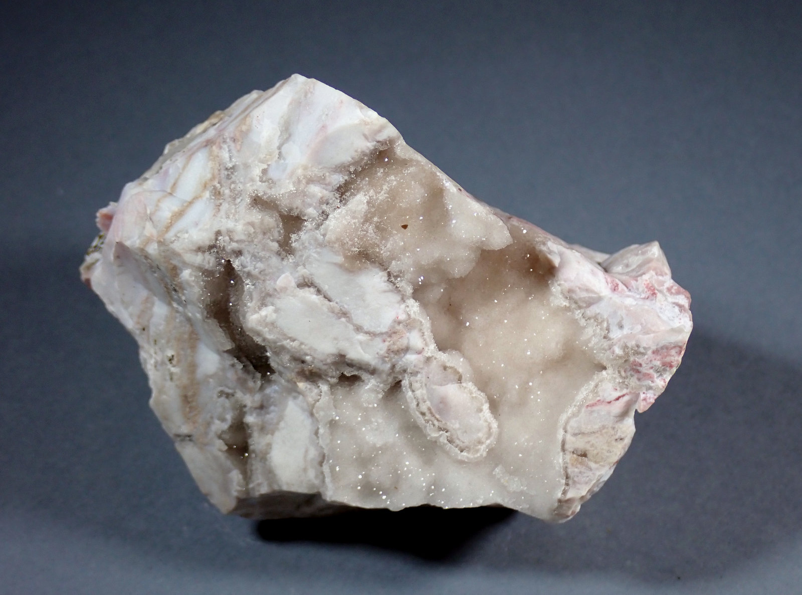Cuarzo (variedad calcedonia)
Medida: 8,2 x 6,2 x 5,6 cms
(Autor: Joan Martinez Bruguera)