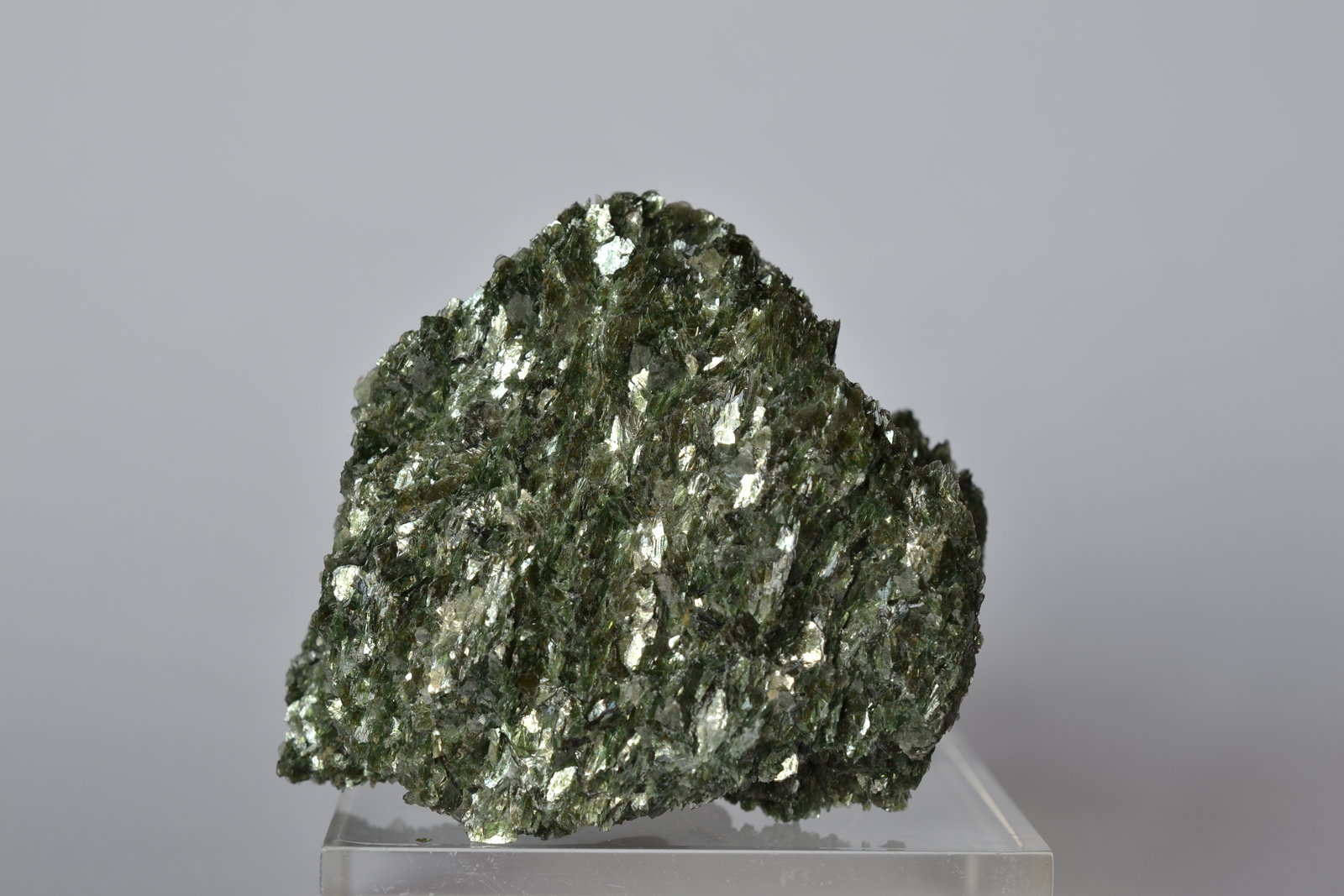 Moscovita (variedad fuchsita)
5,5 x 4,5 x 3 cm
(Autor: Raúl S. Llorente)
