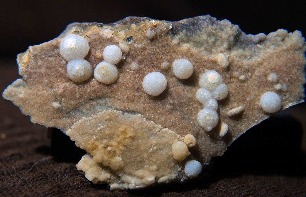 Cuarzo (variedad calcedonia) y Clinoptilolita
6.5 x 3.5 cm
(Autor: Pedro Antonio)