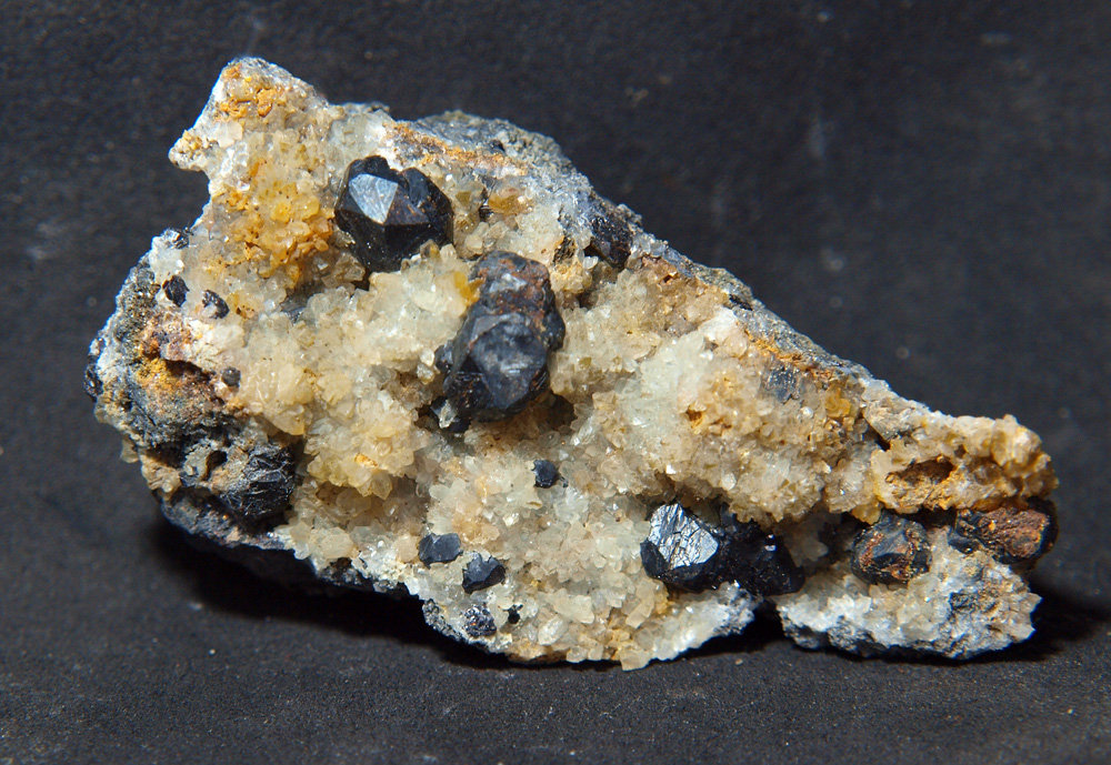 Esfalerita
7.5 x 4 cm
(Autor: Pedro Antonio)