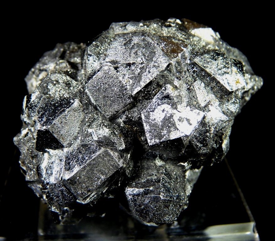 Skutterudita.
85x80 mm.
(Autor: Jesus Franquesa Baucells)