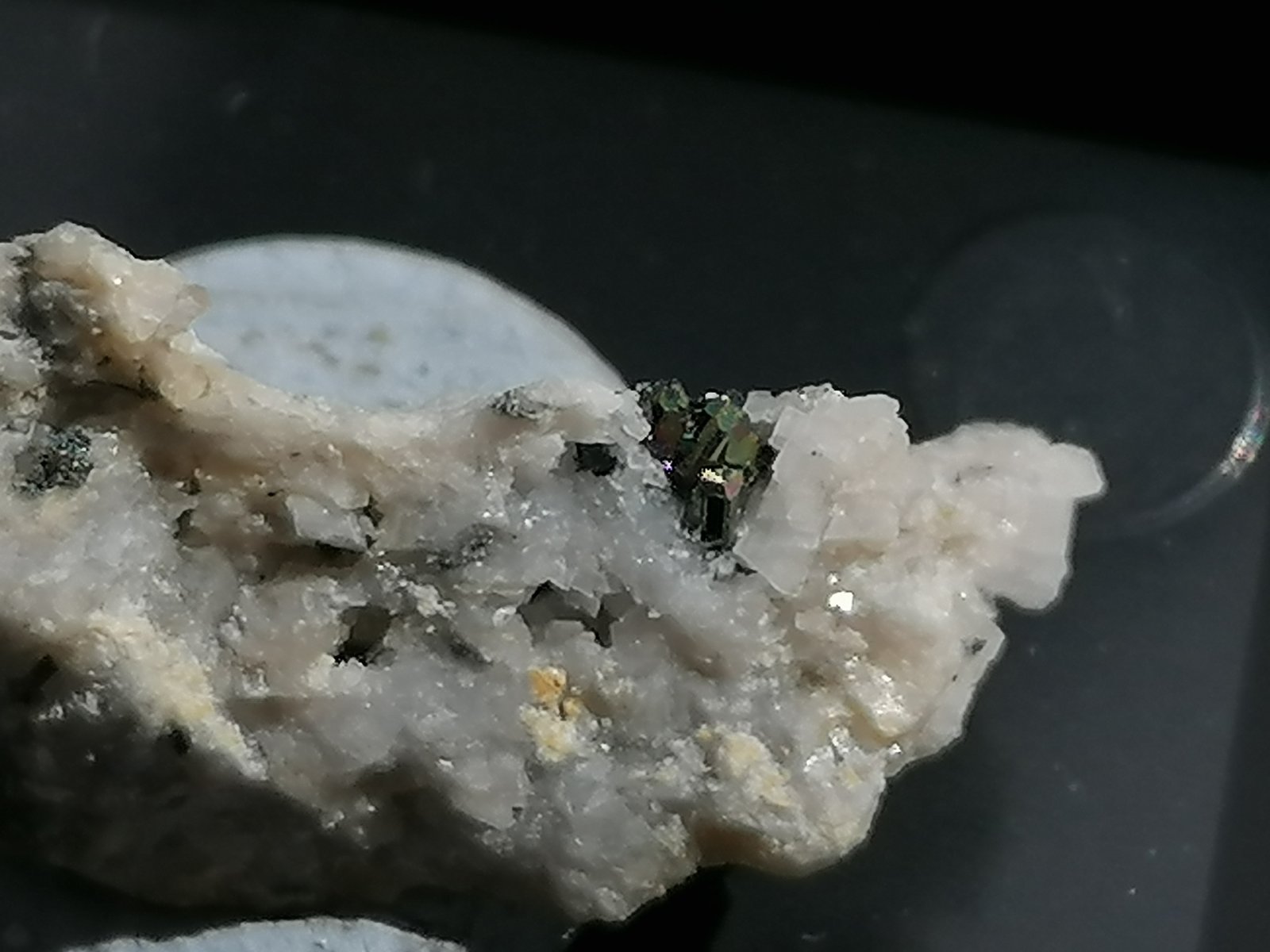 Tennantita-(Zn).
Pequeños cristales de 2 x 3 mm.
(Autor: Rafael varela olveira)