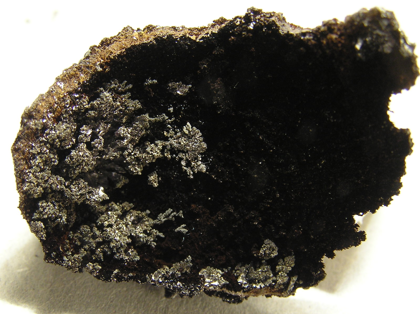 Rancieíta, Todorokita
3 x 2 x 0,3 cm
(Autor: Frederic Varela)