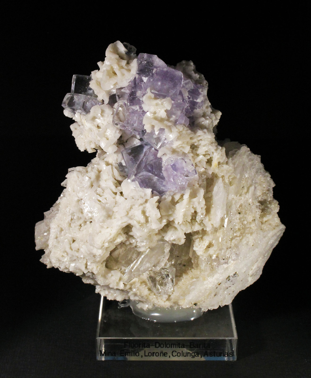 Fluorita sobre Dolomita y Barita.
10 x 9 cm. (Cristal mayor: 1,5 cm).
(Autor: Darío Menéndez)