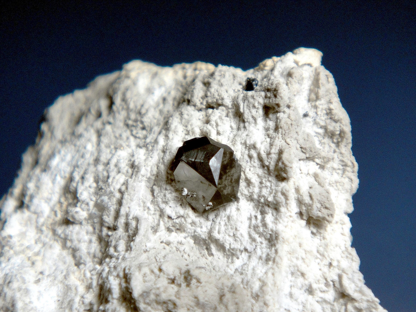 Bixbyita-(Mn)
Cristal de 0,5 cm.
(Autor: Antonio P. López)
