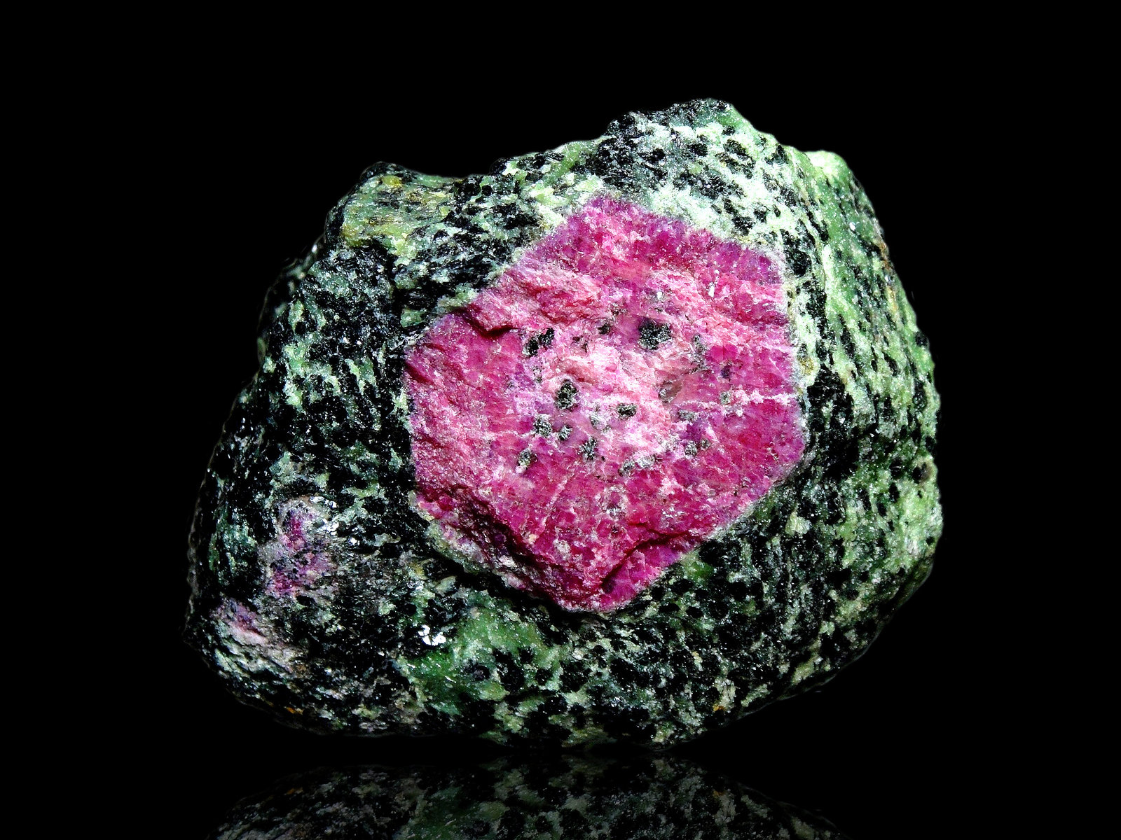 Corindón (variedad rubí), Zoisita y Pargasita
8 x 8 cm.
(Autor: Antonio P. López)