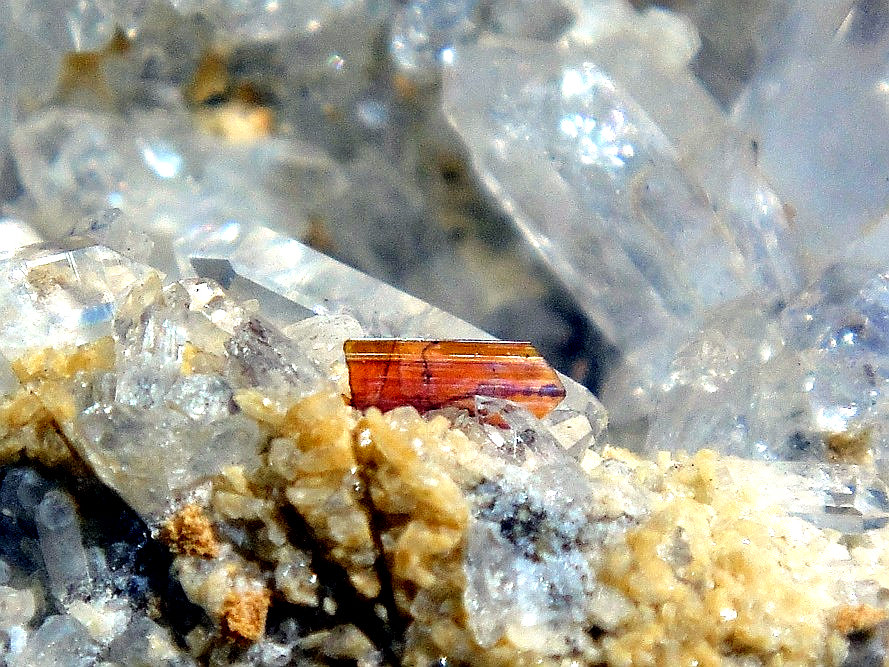 Brookita sobre Cuarzo
Cristal de 0,5 cm.
(Autor: Antonio P. López)