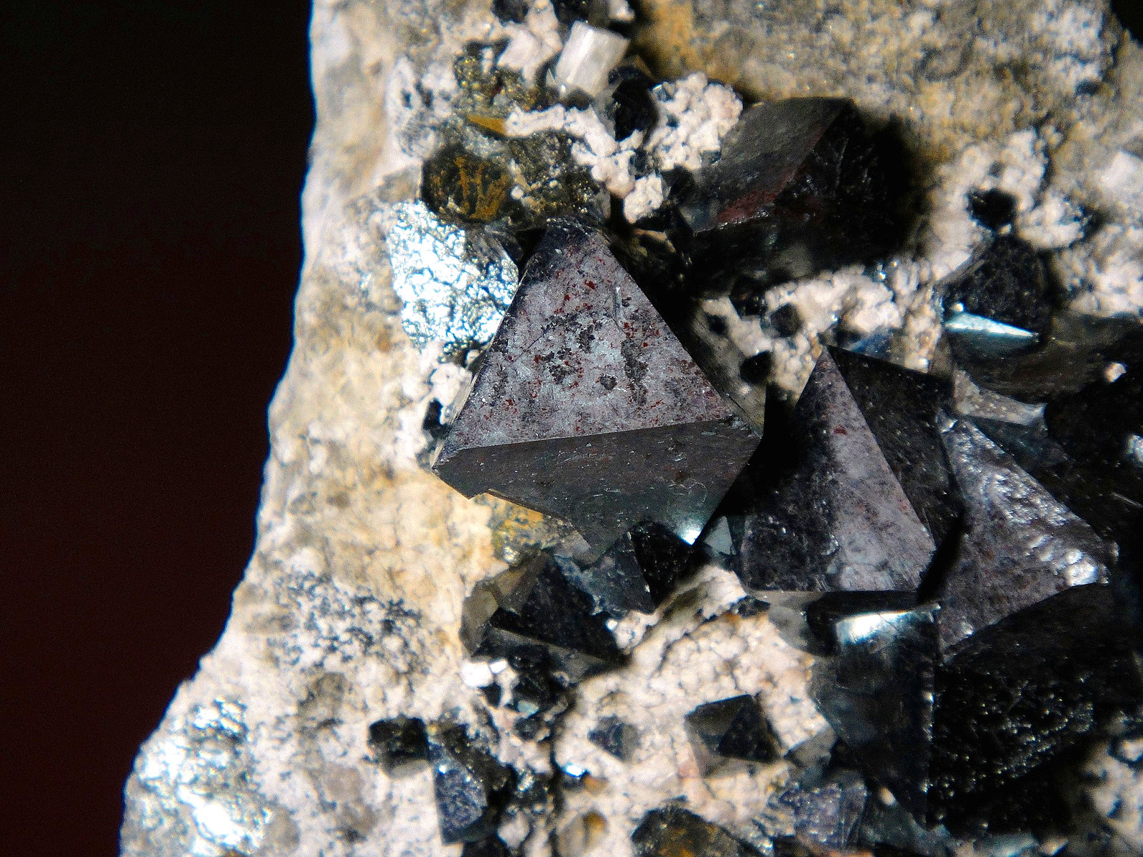 Magnetita
Cristal mayor de 1,5 cm.
(Autor: Antonio P. López)