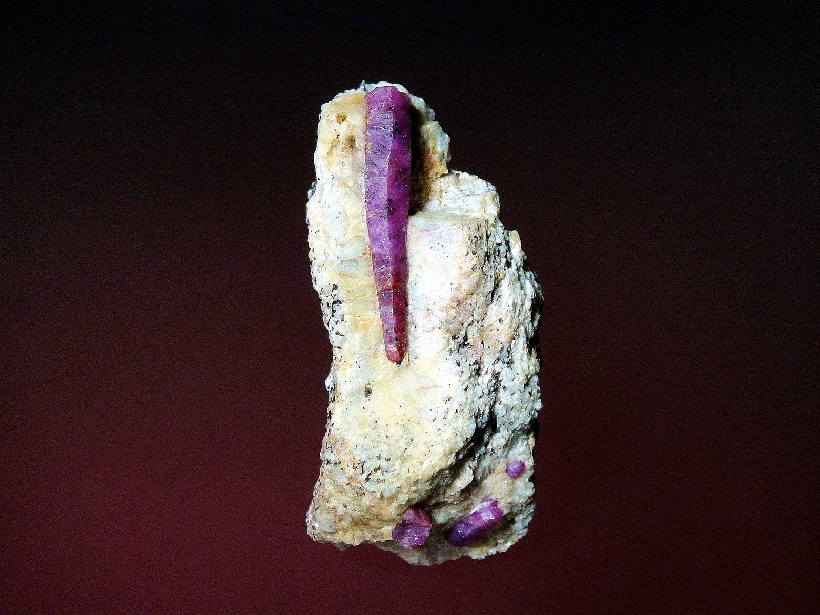 Corindon (variedad rubí)
7 x 3 cm.
(Autor: Antonio P. López)