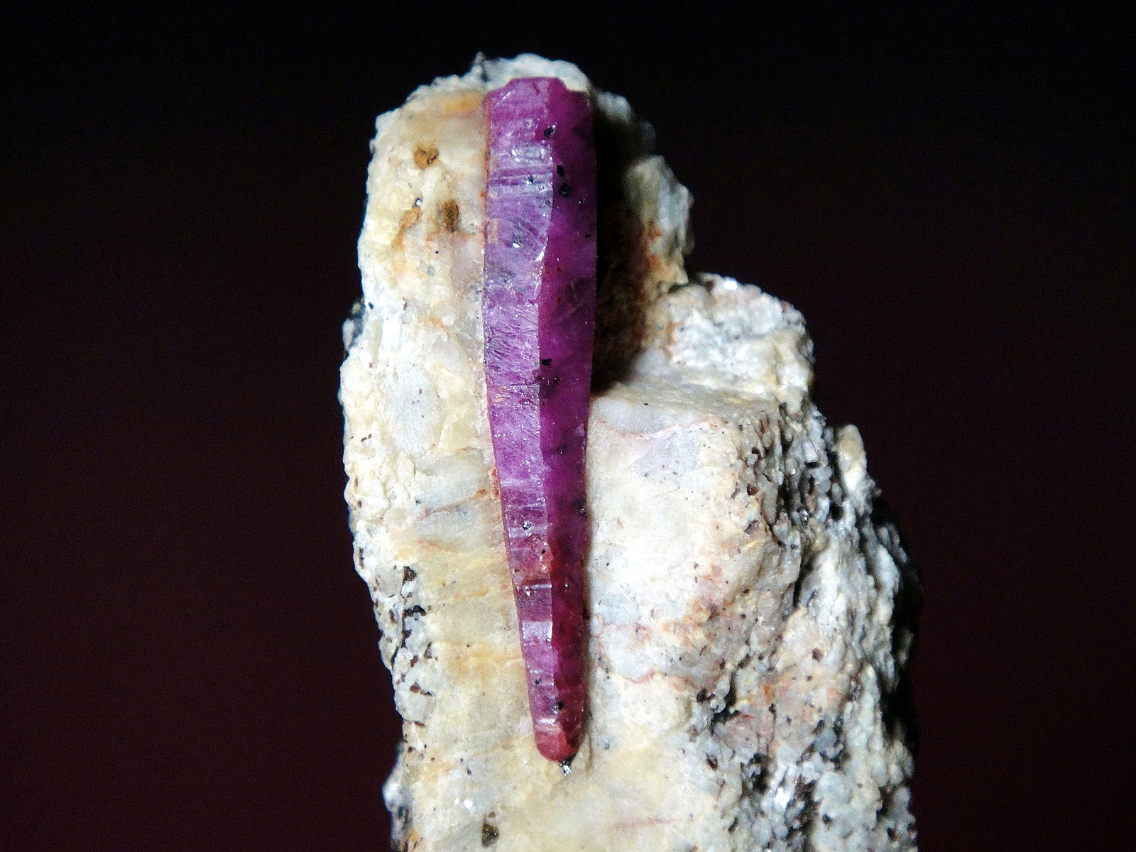 Corindon (variedad rubí)
Cristal de 3,40 cm.
(Autor: Antonio P. López)