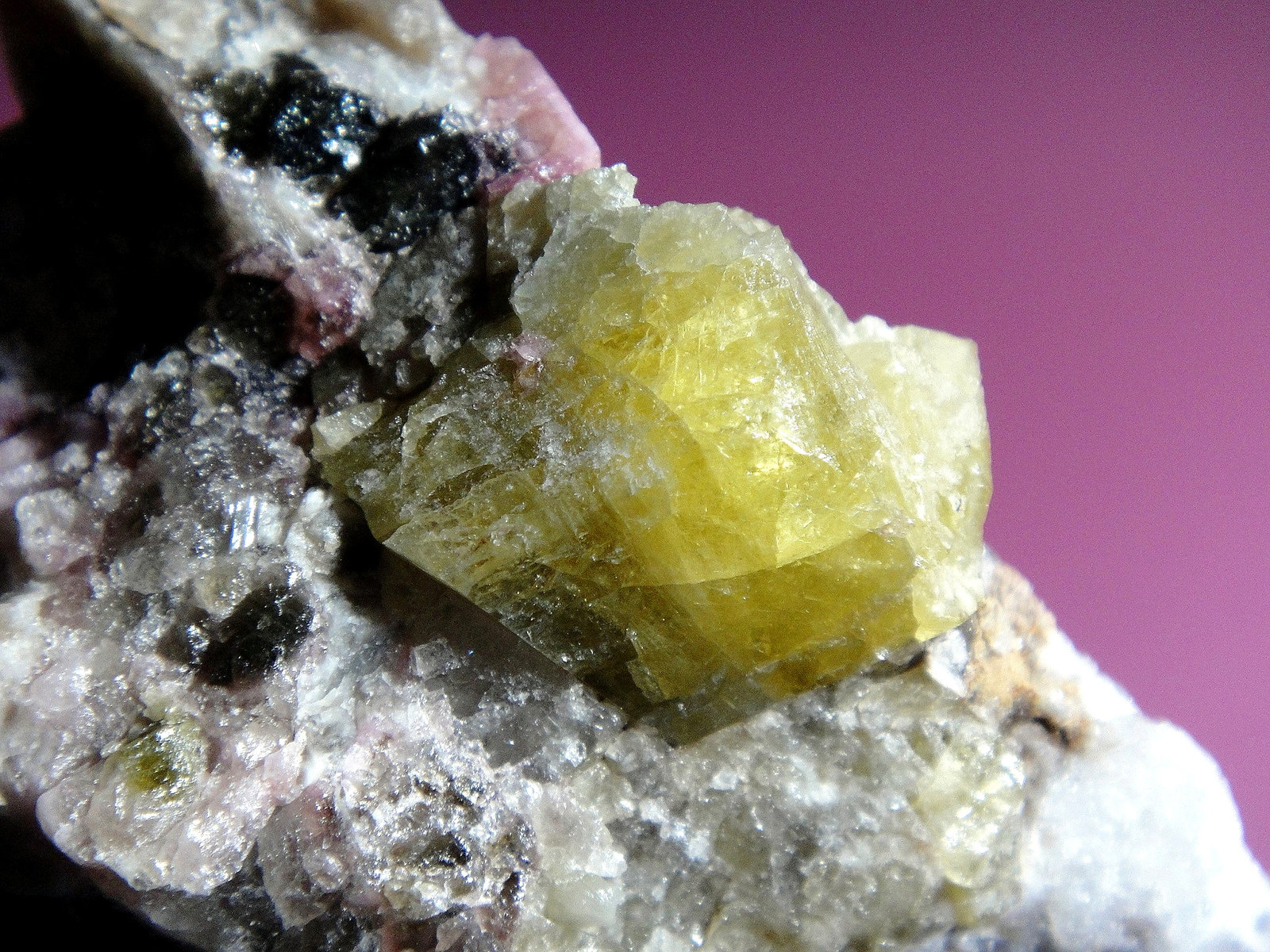 Londonita-Rhodizita (Serie)
Cristal de 2x1,8 cm.
(Autor: Antonio P. López)