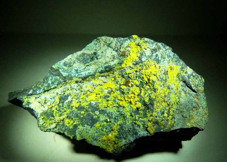 Soddyita.
80x50 mm.
(Autor: Jesus Franquesa Baucells)