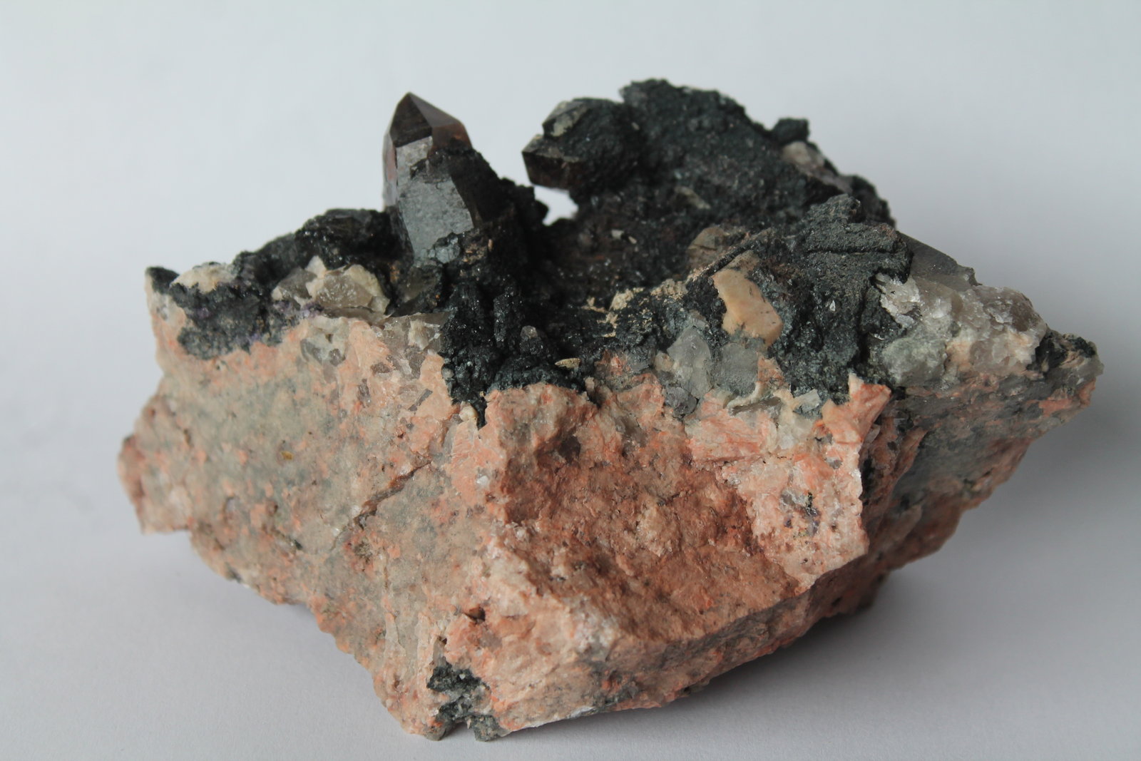 Cuarzo (variedad ahumado) y Chamosita
9 x 8 cm.
(Autor: Rafael varela olveira)