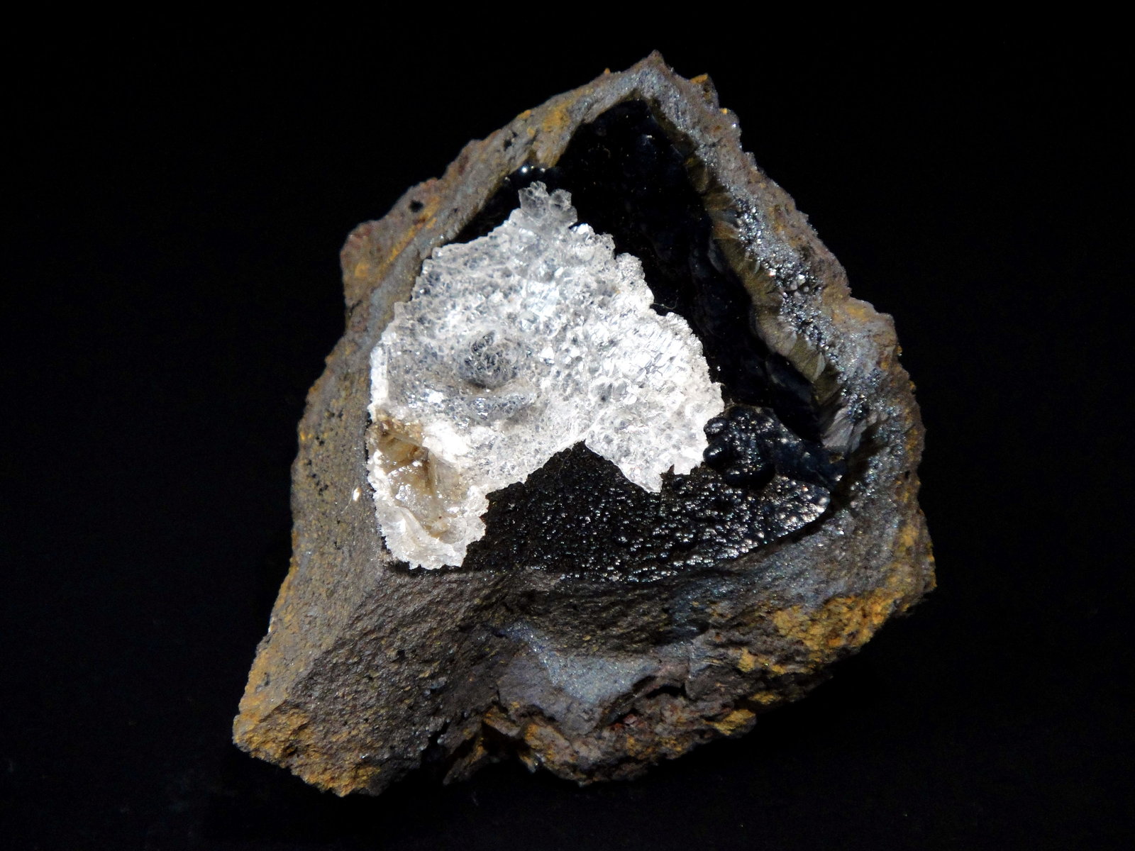 Calcita, Goethita
6 x 5 cm.
(Autor: Antonio P. López)