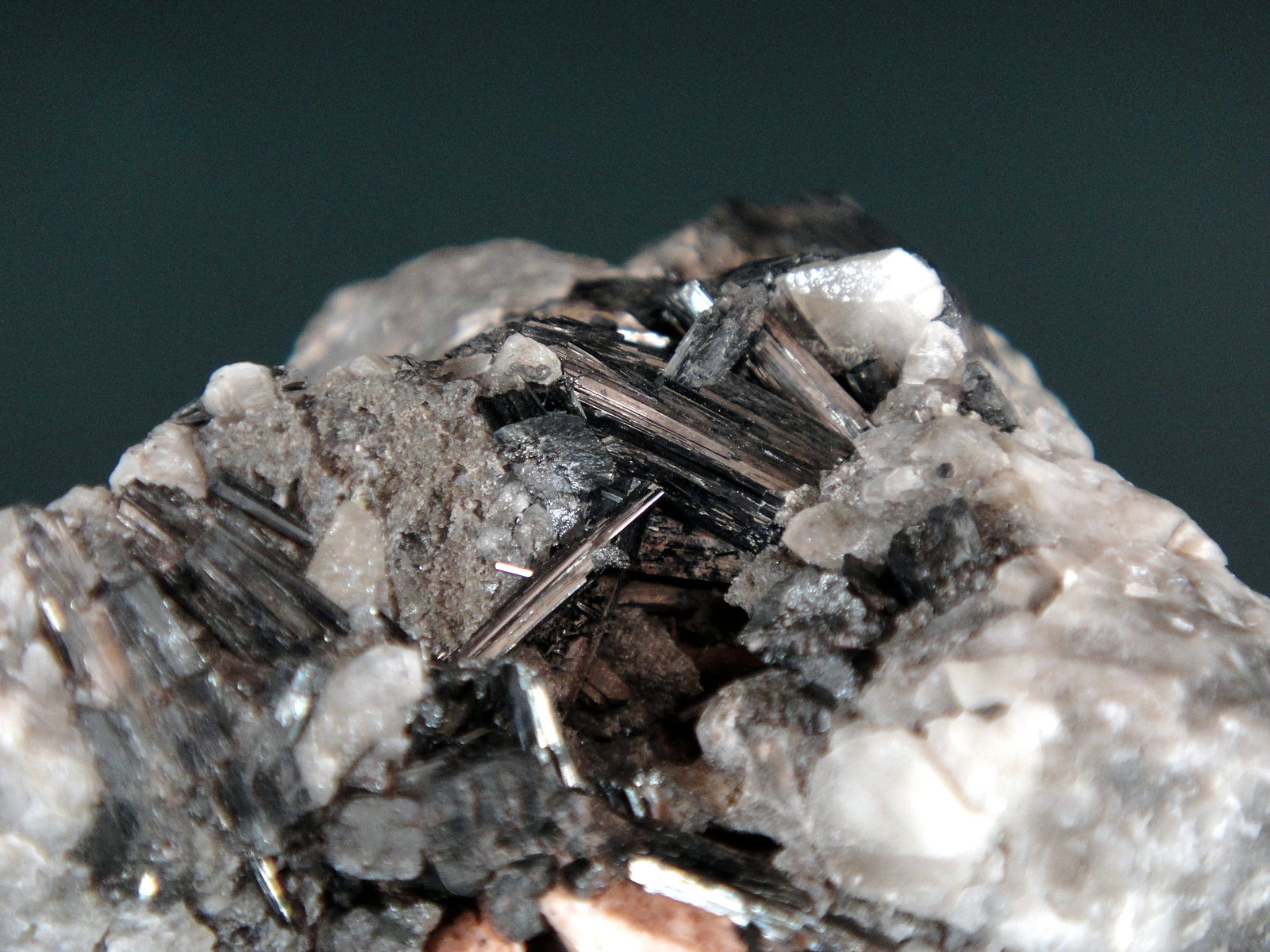 Manganita
Cristales de 1 cm.
(Autor: Antonio P. López)