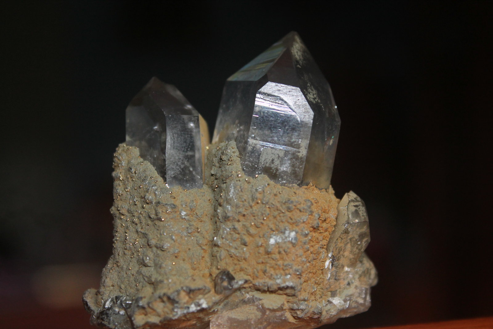 Cuarzo (variedad cristal de roca), y Pirita.
6,5 x 5 cm.
(Autor: Rafael varela olveira)