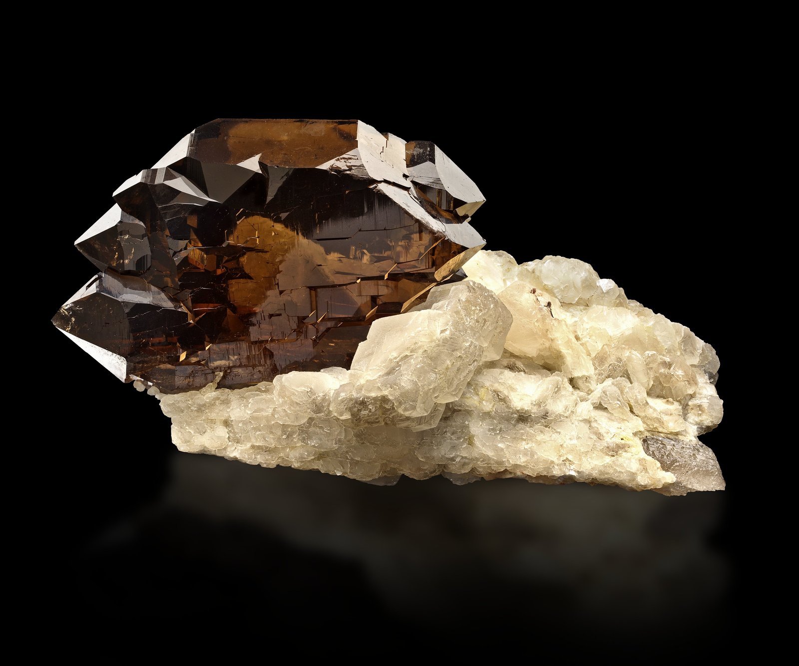 Cuarzo (variedad cuarzo ahumado) con Calcita
16 x 10 x 7 cm
(Autor: Museo MIM)