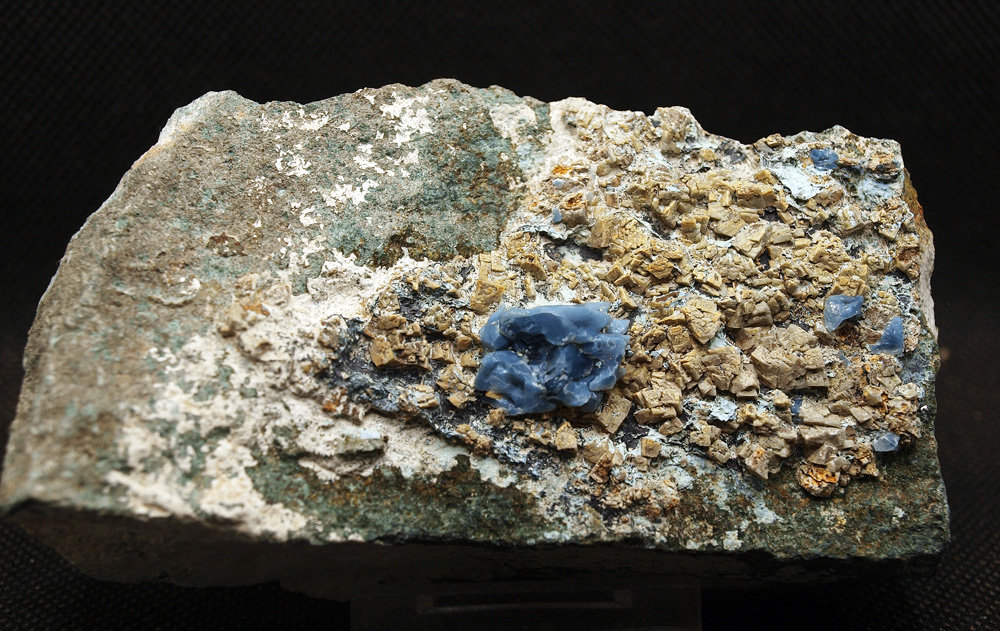 Cuarzo (variedad azul) y Dolomita
10.5 x 5.5 cm
(Autor: Pedro Antonio)