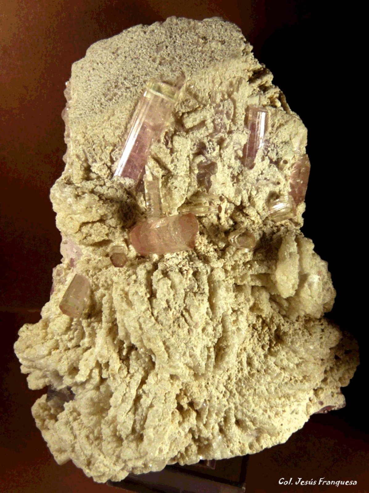 Elbaíta (variedad rubelita) y Albita.
120x80 mm.
(Autor: Jesus Franquesa Baucells)