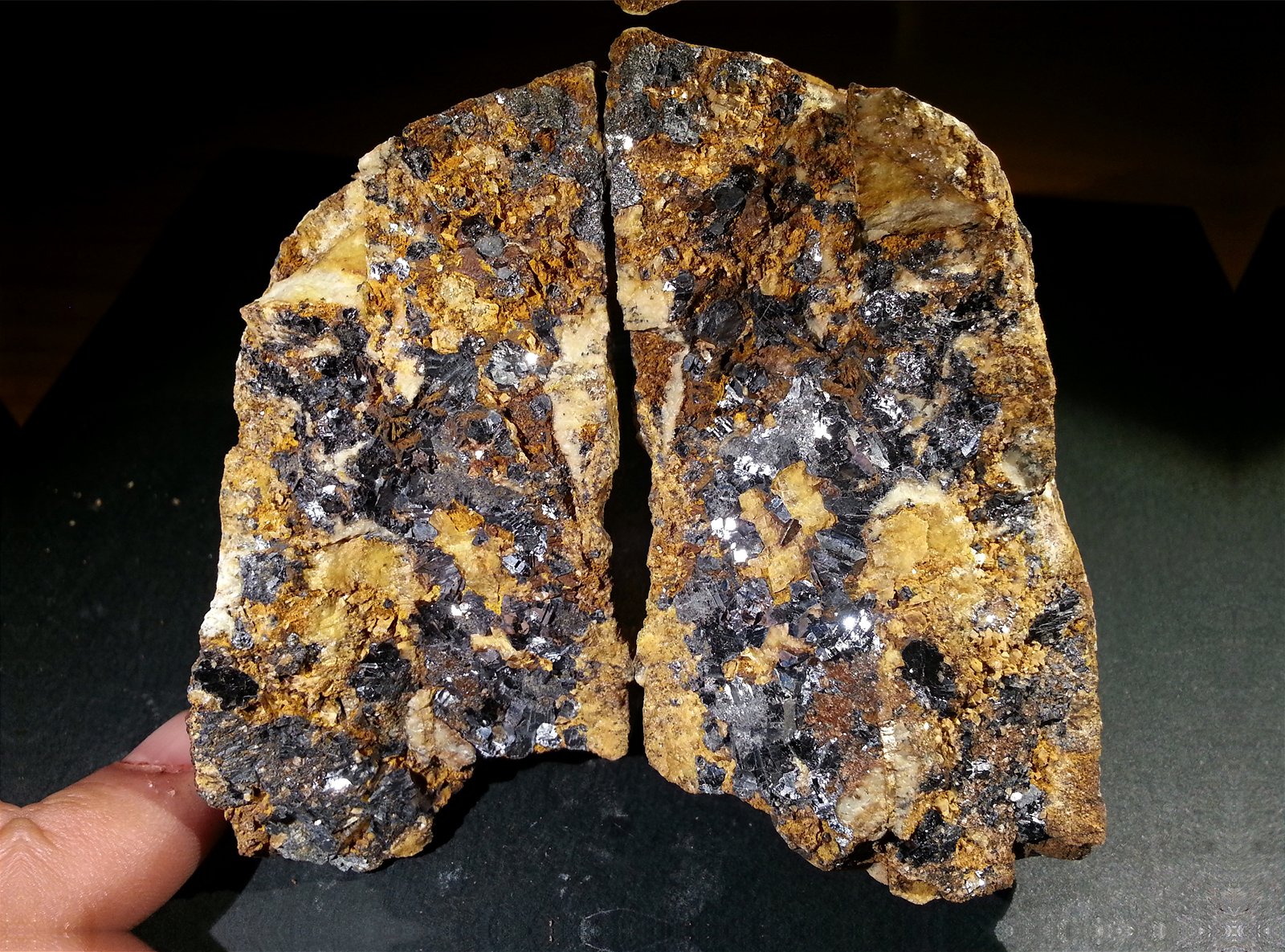 Galena
cada mitad 8 x 4 x 5 cm
(Autor: Javier Rodriguez)